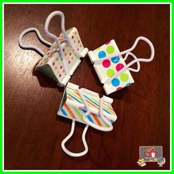How about a fun and easy way to display your classroom center signs? And I bet you might even have all the supplies you need already on hand! Score!